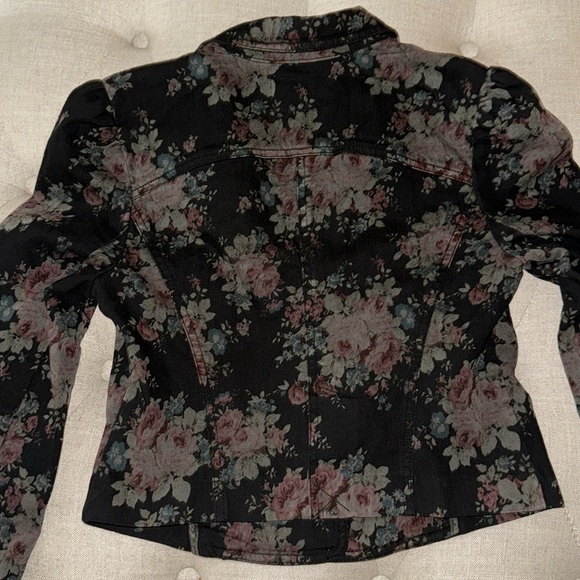 FREE PEOPLE black floral blazer. Like new condition. Size 2. - Picture 5 of 7